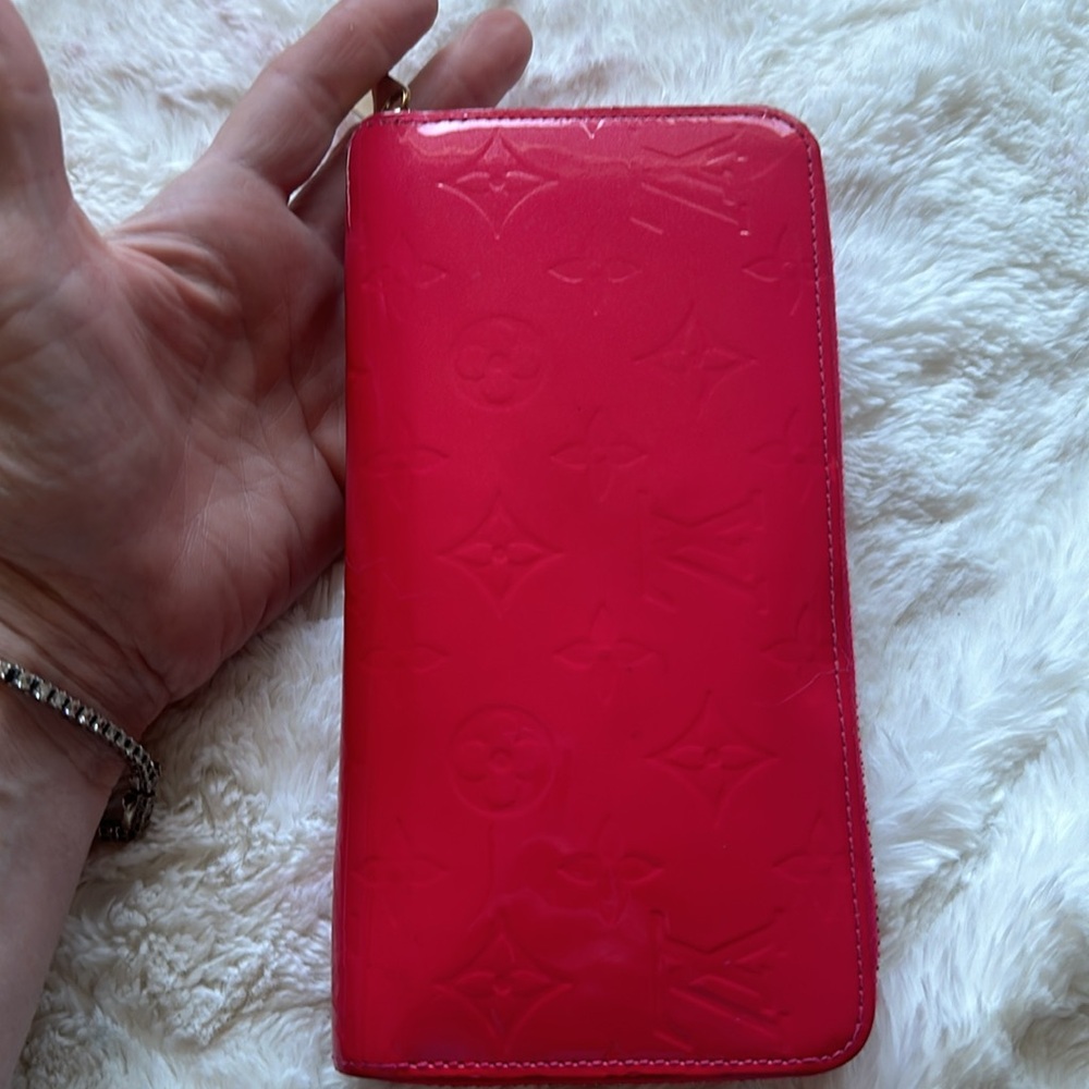 LOUIS VUITTON 🩷 Hot Pink Vernis Zippy leather Wallet No discoloration Authentic